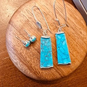Set of 2 faux turquoise silver earrings.